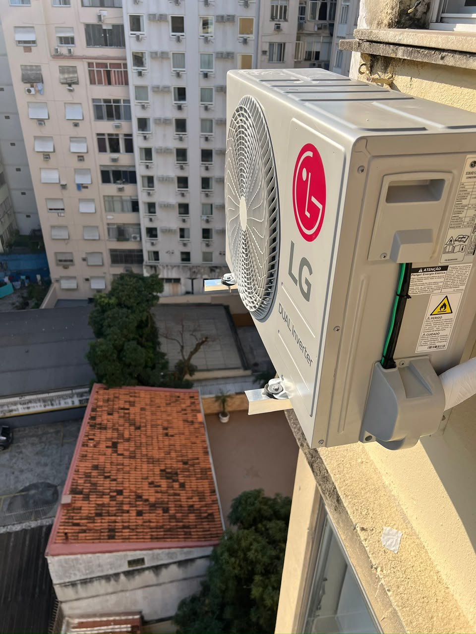 Condensadora LG instalada em edifício